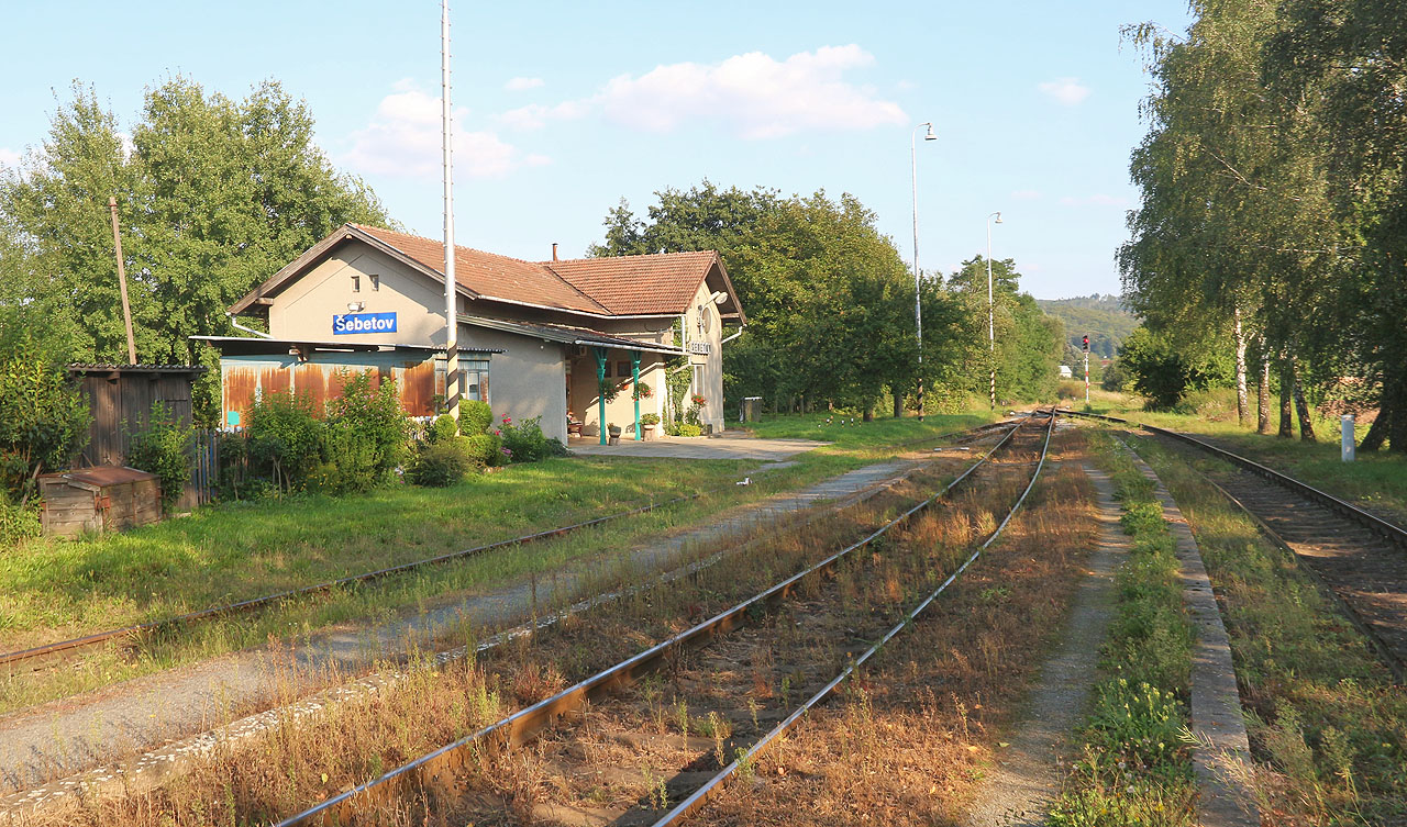 Železniční stanice v Šebetově zůstává pořád krásná, i když intenzita provozu tady rok od roku klesá.