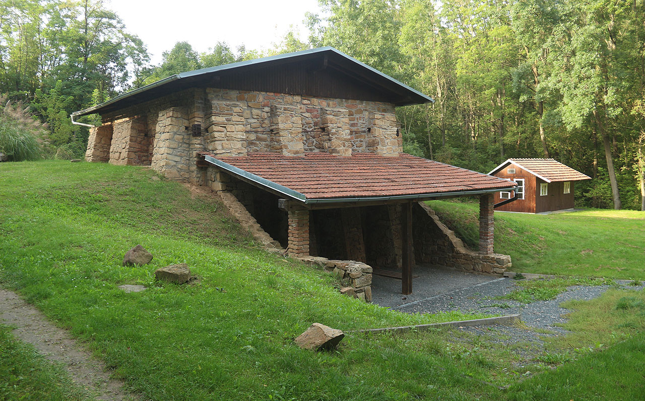 Pěkně zrekonstruovaná stavba v údolí potoka Brodky je otevřená a seznámit se s historií výroby cihel, ze kterých je dodnes postaven nejeden dům v Oslavanech, je tedy možné bezprostředně.