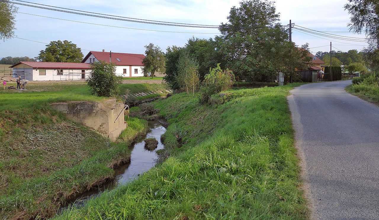 Po překonání Odry vlečka ze Studénky do Bartošovic překračovala na začátku obce také Bartošovický potok.