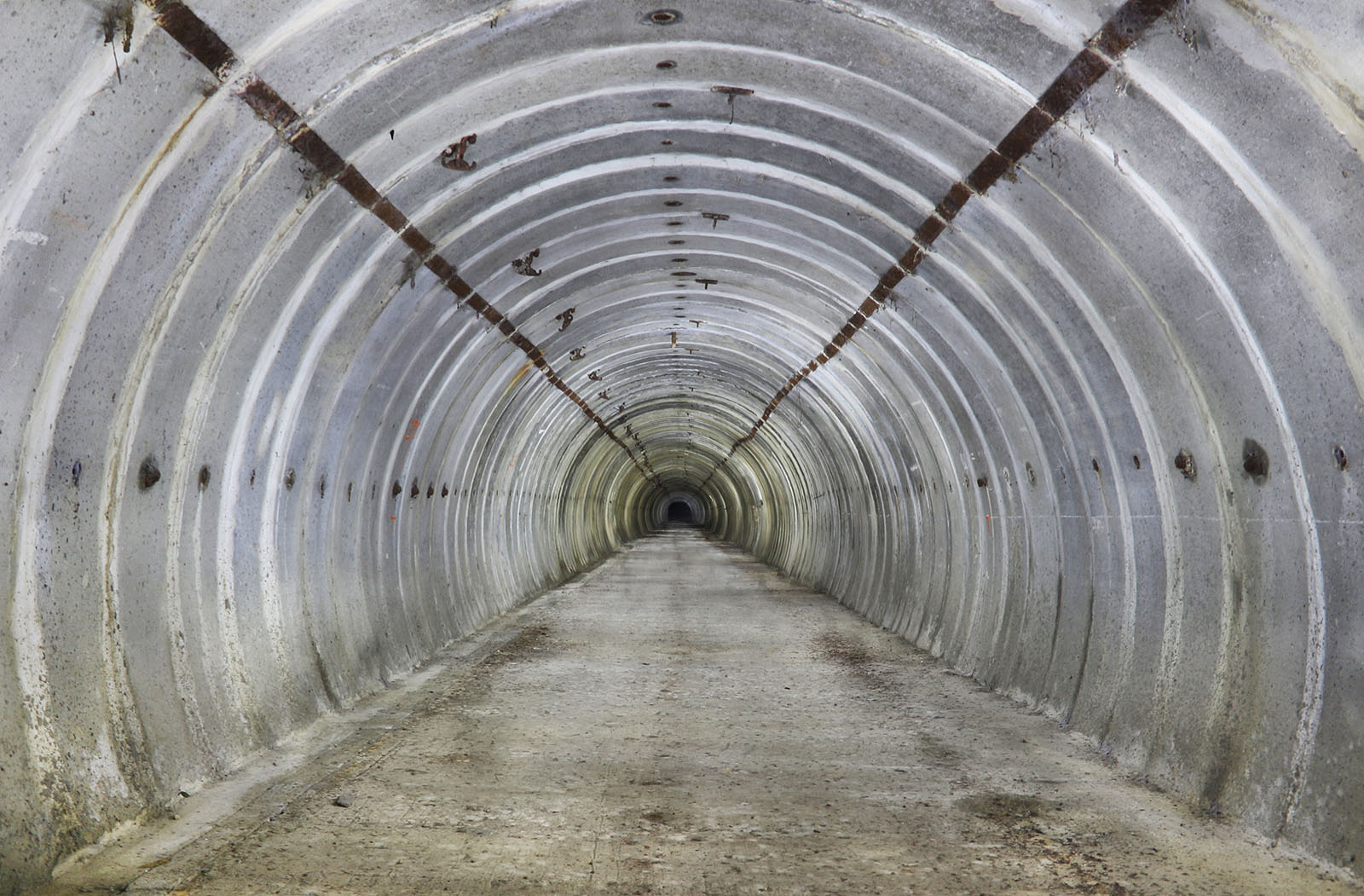 Přes čtvrt kilometru dlouhý tunel se nachází prakticky ve stejném stavu jako v době svého dokončení. Parovod nebyl nikdy dostavěn a tunelem by tak klidně mohlo projet nákladní auto.