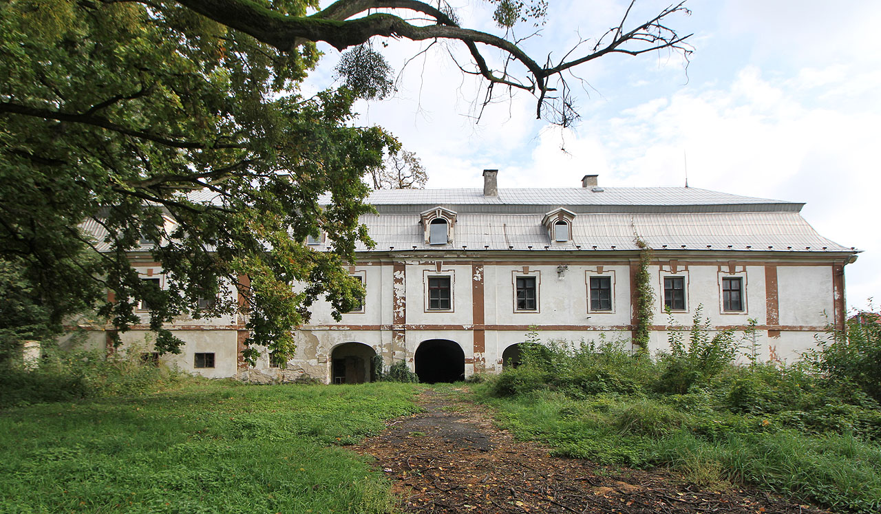 Opodál stojí Nový zámek, mladší stavba z roku 1815.