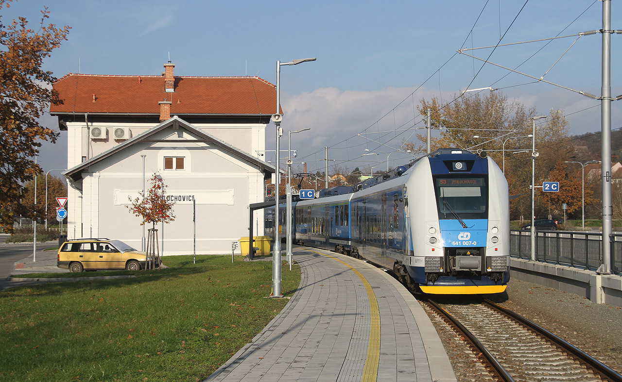 Koncové nádraží v Židlochovicích prokouklo, zmizelo křoví i rozpadené zdi a i když má dnes už jen dvě koleje, je tu celodenně čilý železniční ruch.
