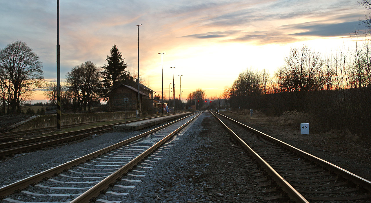 Západ slunce nad nádražím v Dětřichově nad Bystřicí.