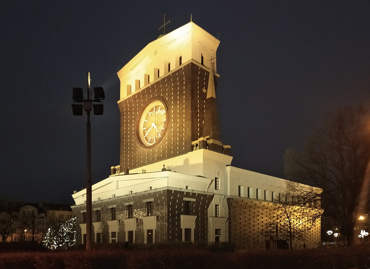 Známý kostel Nejsvětějšího Srdce Páně od Jožeho Plečnika patří do série stejně zasvěcených kostelů z počátku 20. století. Právě zde se odehrál zbabělý útěk Vontů - rybízků autem.