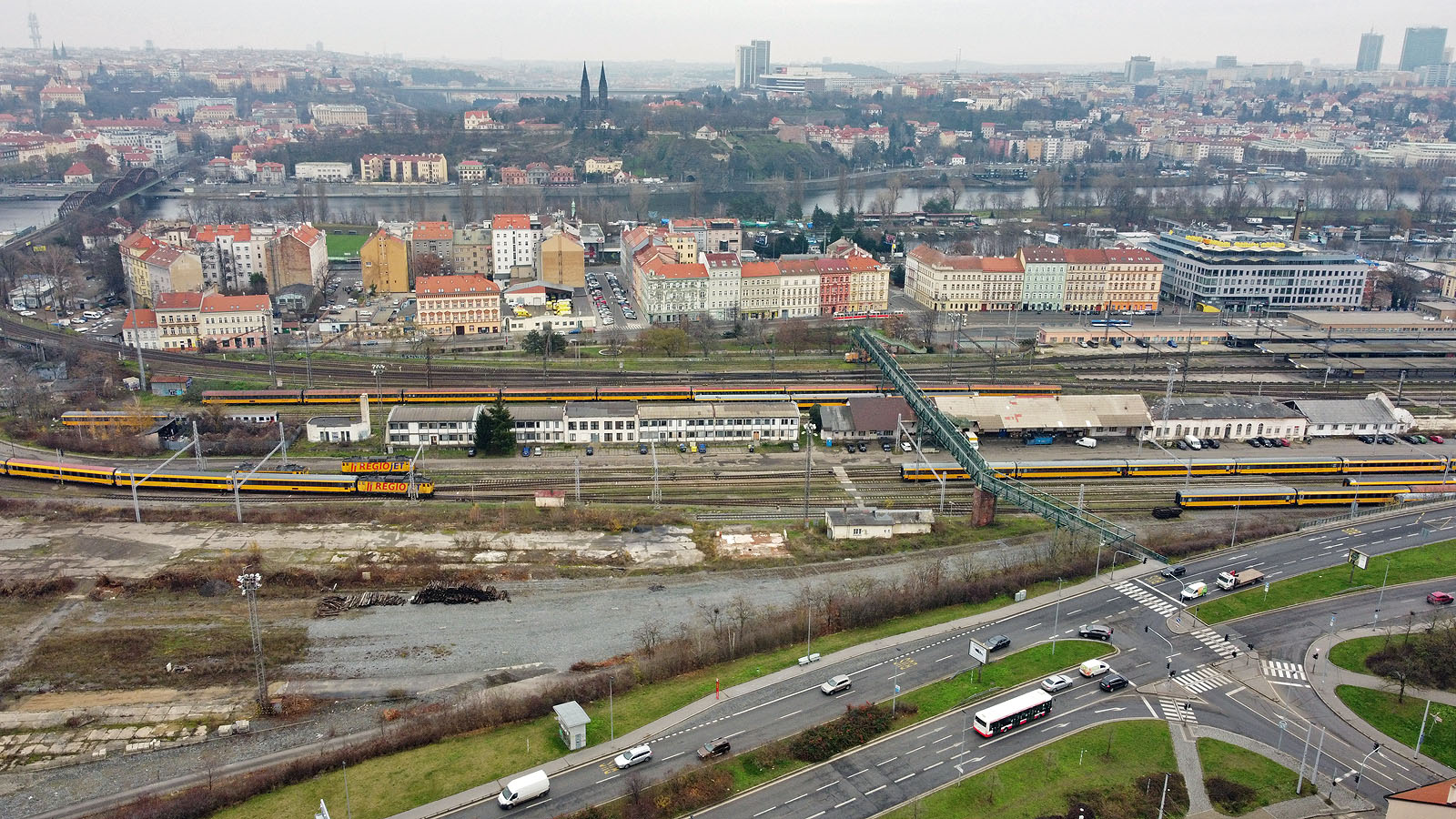 Praha-Smíchov a Praha-Smíchov severní nástupiště: dvě nádraží, které jsou vlastně jednou stanicí, nicméně v jízdním řádu se už přes sto let tváří, že spolu nemají nic společného.