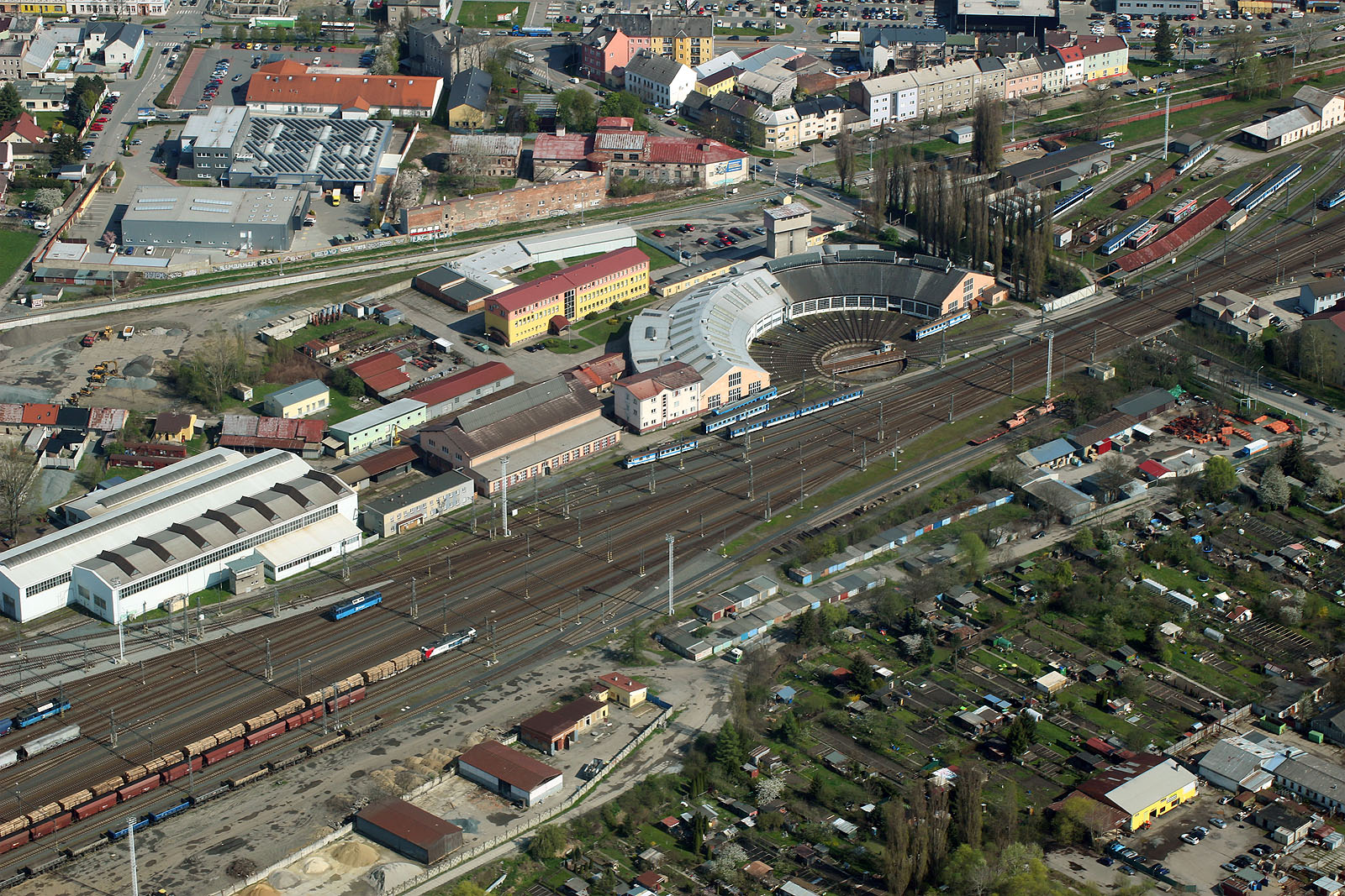 Motorová remíza v Olomouci je z roku 1945. Vystavěna byla výhradně ro motorové lokomotivy a vleze se jich do ní 24.