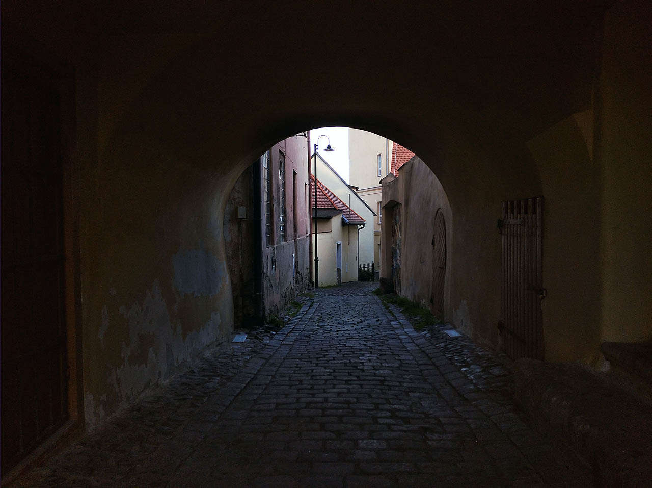 Mají tu i krásná Stínadla (třeba tuhle uličku Pod Ungeltem). Nám už se ale chce spát a tak míříme na východ. Domů.