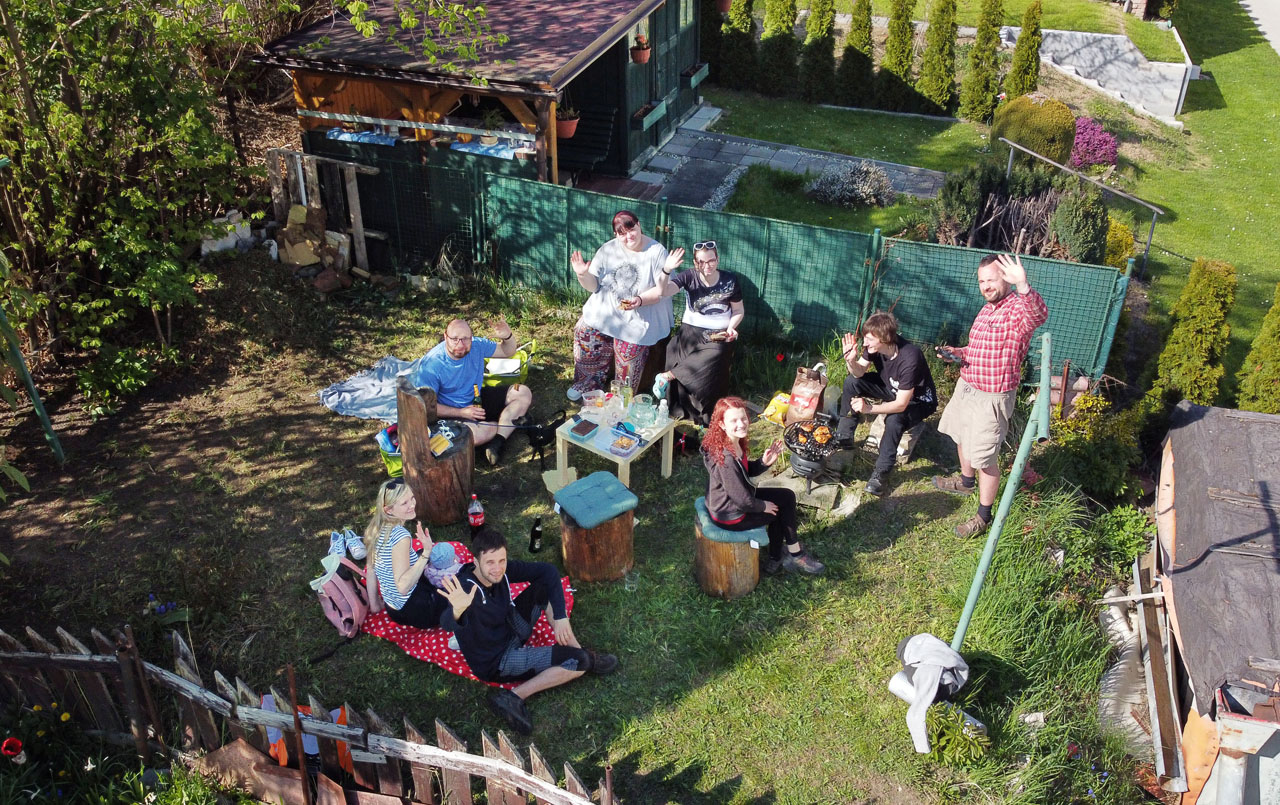 A na závěr pojíme příjemné s užitečným, když se setkáváme s Vochčou, Didou, Ježkem, Unim a Majdou na zahradní slavnosti v Šumperku.