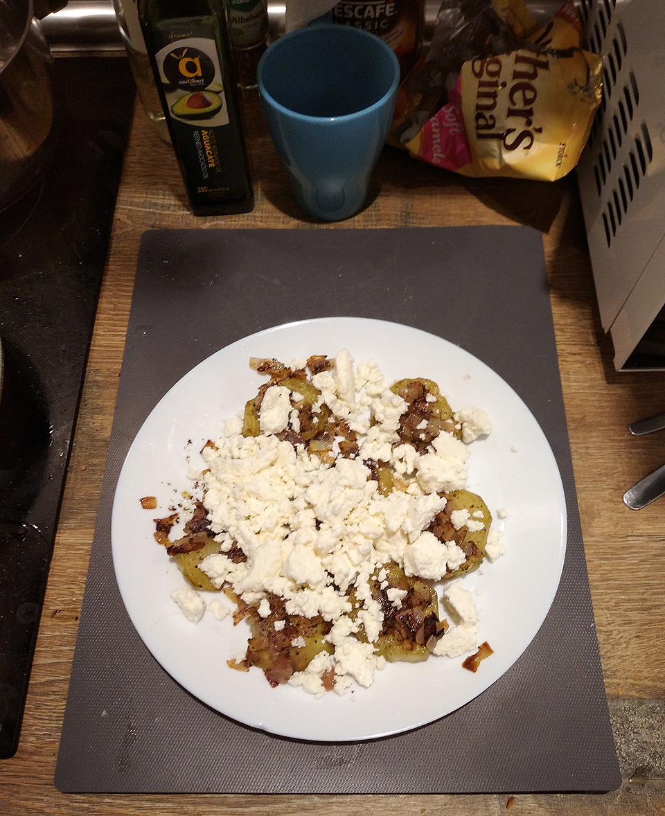 Moje strava v Barceloně nebyla nikterak honosná, přesto jsem si jedl dobře (a hlavně jinak než doma). Nejčastěji jsem připravoval na různé způsoby místní lilky, často s dobrými katalánskými sýry. Na snídani jsem měl pro změnu nejčastěji avokádo a další zeleninu, která tu byla o dost levnější než doma.