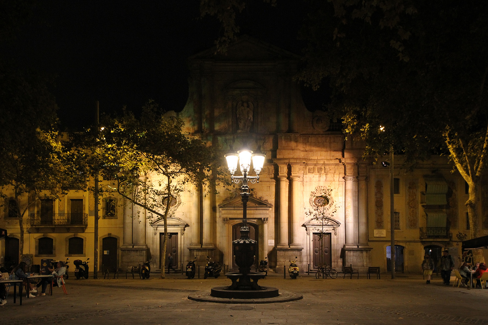 I v Barceloně jsou říjnové dny krátké. V toulkách po městě jsme nicméně pokračovali i po setmění, příjemným teplým večerem.