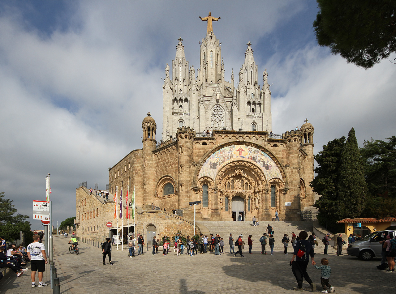 Po asi kilometr dlouhé procházce po hřebeni dojde člověk k oblíbenému místu nedělních vycházek, kostelu Sagrat Cor. Svatostánek zasvěcený Nejsvětějšímu srdci Ježíšovu spadá do stejného kultu (z počátku 20. století) jako další „srdeční“ kostely po celé Evropě. V Brně je to kostel Nejsvětějšího Srdce Páně v Husovicích, v Praze také Nejsvětějšího Srdce Páně na Vinohradech od Jože Plečnika, v Paříži a Bruselu slavné baziliky Sacré-Coeur. Prostě každé evropské město, kde je dost katolíků, si jeden muselo vybudovat… 