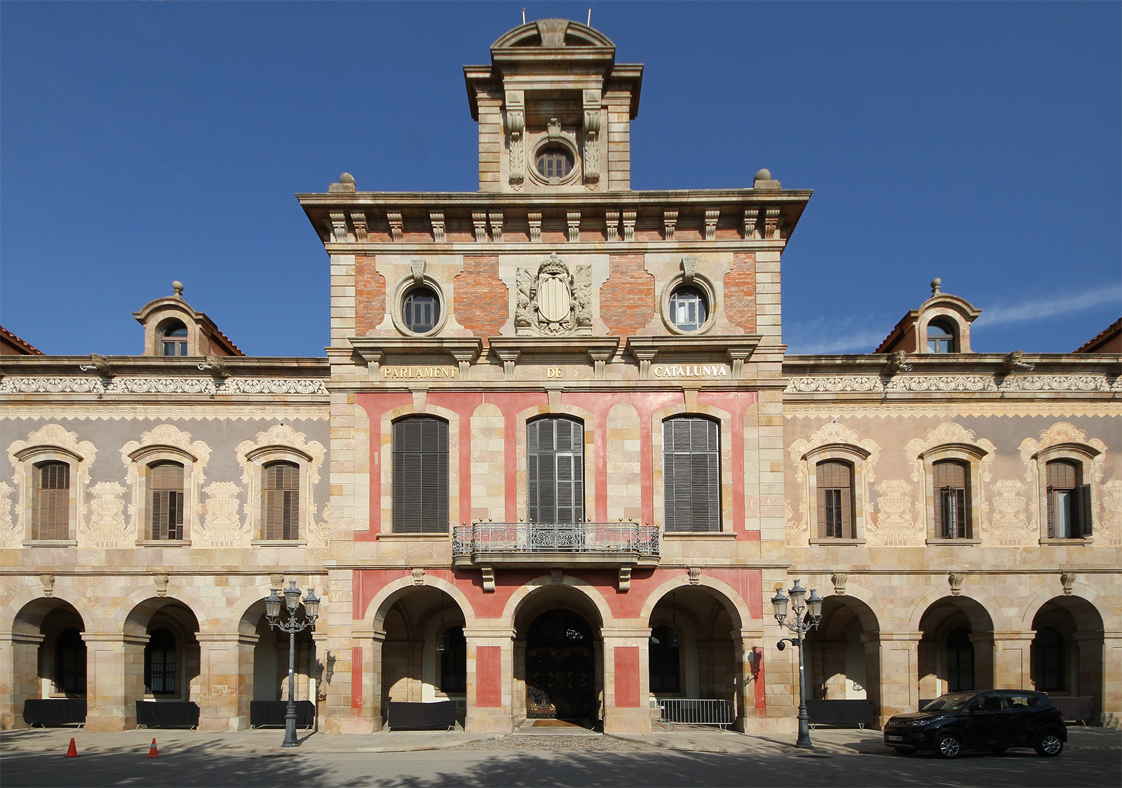 Procházka kolem katalánského parlamentu.