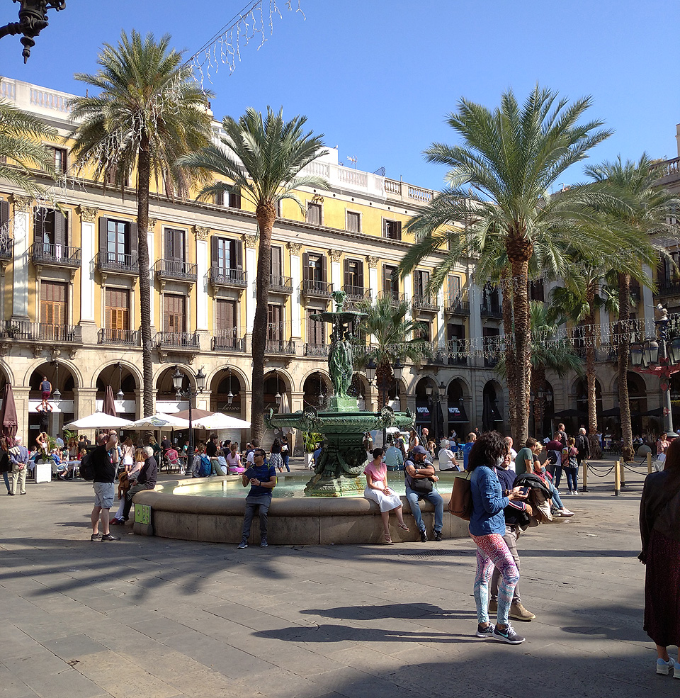 V sobotu ráno jsme zamířili do centra, na La Ramblu nebo Královské náměstí Plaça Reial ke kašně Tří grácií.