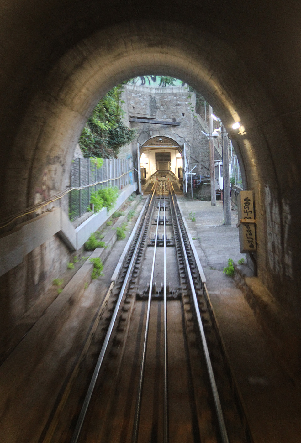 A pro dnešek poslední po(d)zemní lanovka Funicular de Monjuïc, která začíná přímo v metru.
