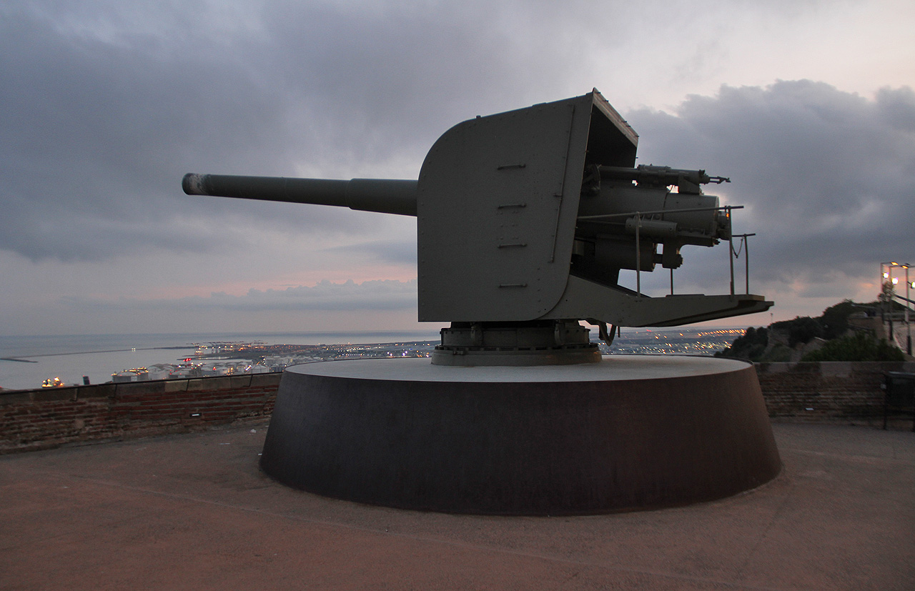 Rozloučení se Sovou u děla v pevnosti. Míří zhruba stejným směrem, kterým se teď vydá můj parťák - na východ.