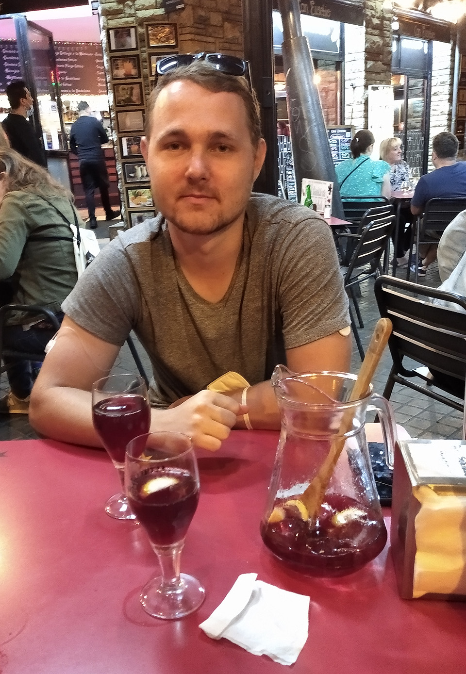 Poslední Sangría a zdravíme Sovu před jeho letem do středu Evropy.