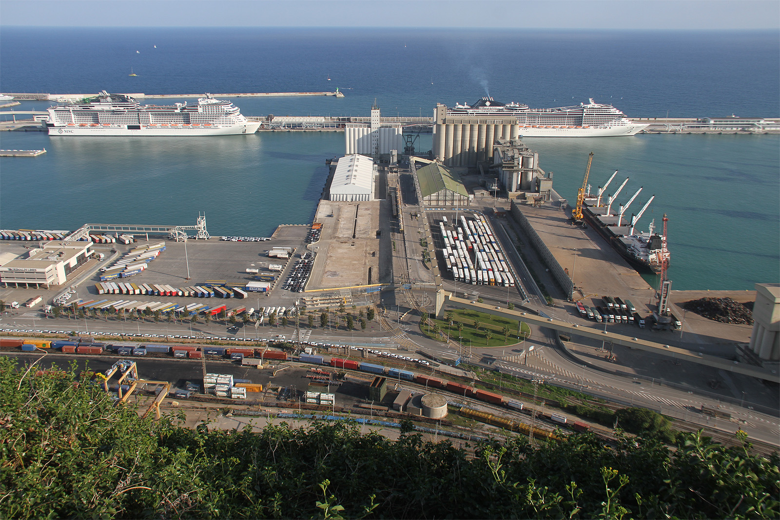 Moderní přístav jižně od centra.