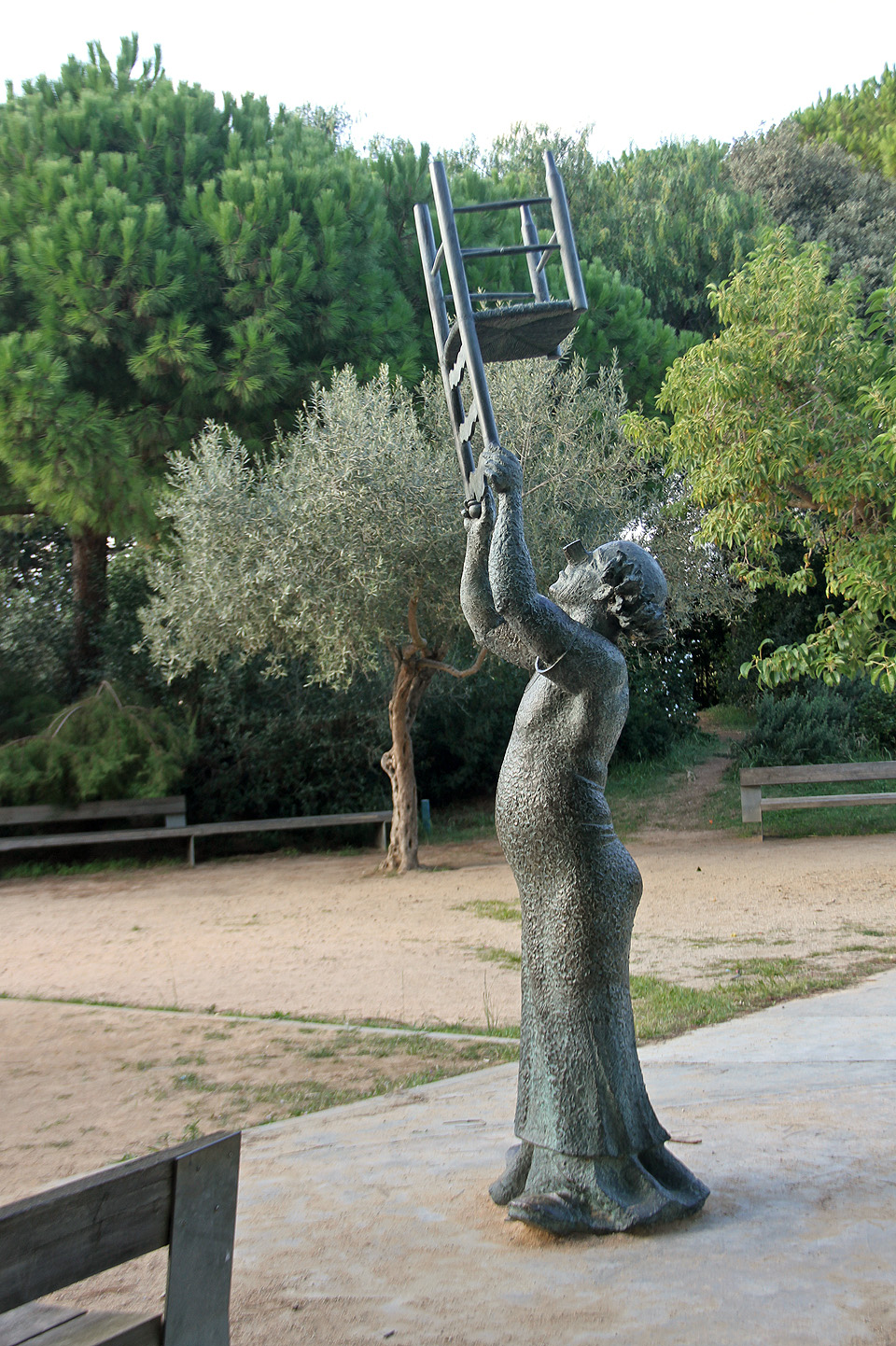 Socha Klaun (El Payaso) je poctou Charliemu Rivelovi, populárnímu katalánskému komikovi, který zemřel v roce 1983.