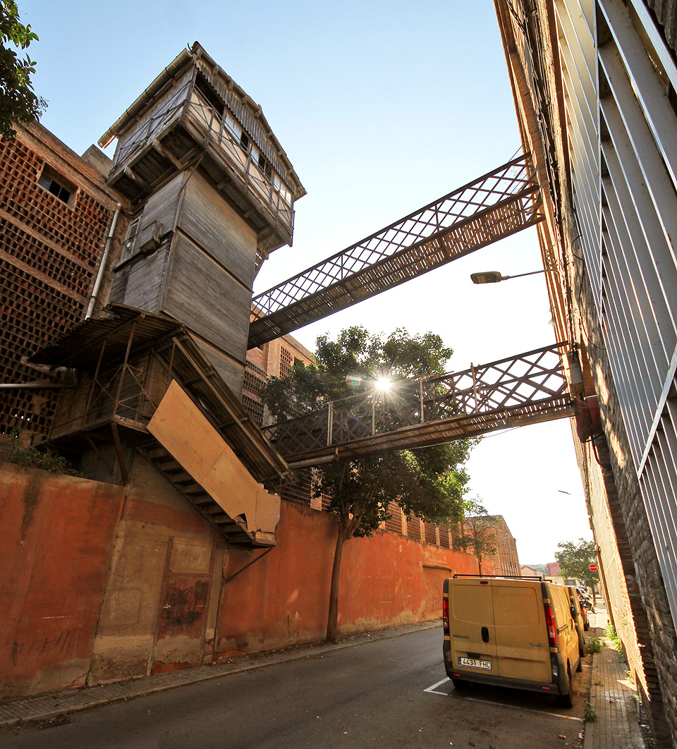 Doubí, ¥ a Maruška přijeli ve středu odpoledne, ve čtvrtek byl státní svátek - tedy v Česku, nicméně podle pravidel zahraničních cest jsem měl volno a mohli jsme vyrazit. Každý turista je v Barceloně hnán, aby navštívil park Güell, vystavěný Antonim Gaudím na zakázku továrníka Güella. Věhlasný Gaudí pro něj navrhl ale celou řadu dalších staveb. Nás zajímalo, odkud se celé bohatství textilního podnikatele Güella vzalo a proto jsme vyrazili ponejprv po jeho stopách do ohromné textilní továrny za městem. V obci Santa Coloma de Cervelló dodnes stojí budovy textilky - většina je využívána, část ale bez užitku chřadne.