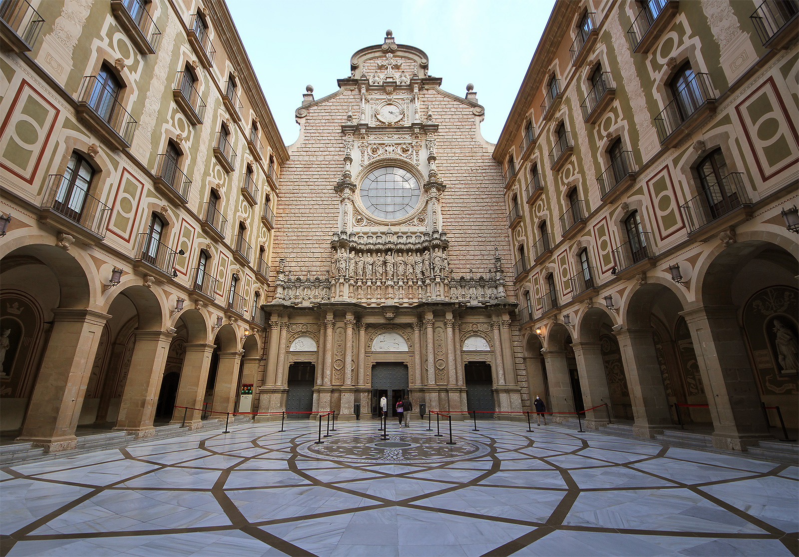 Před bazilikou se nachází mramorem vydlážděné nádvoří, na kterém snadno zapomenete, kde se ve skutečnosti nacházíte.
