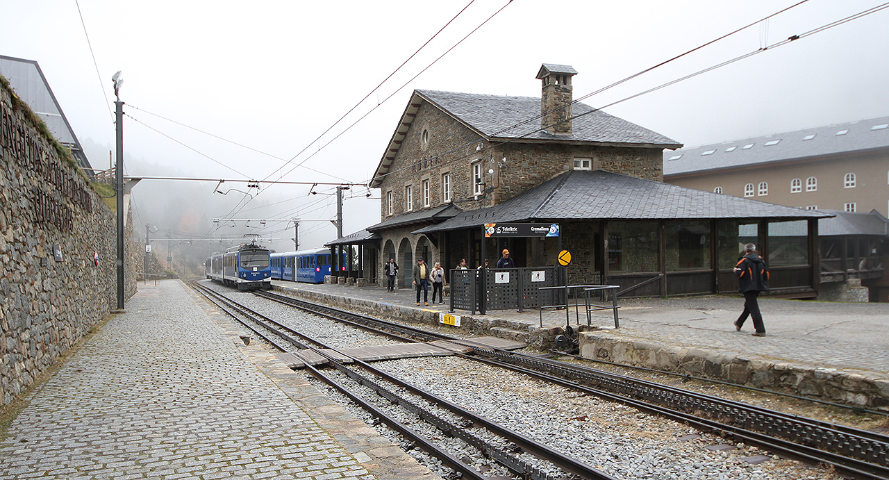 K hlavnímu cíli našeho výletu jsme se ale vydali v sobotu brzo ráno. Kvůli mizerné veřejné dopravě nahoře v Pyrenejích nezbylo, než si půjčit auto a vyrazit na sever po dálnici. Vůz jsme nicméně zaparkovali u nádraží ve městě Ribes De Freser, kde jsme přesedli na další ozubnicový vláček. Tentokrát mířící ještě o pořádný kus výš - do horské stanice Núria ve výšce 1964, což je katalánský rekord.