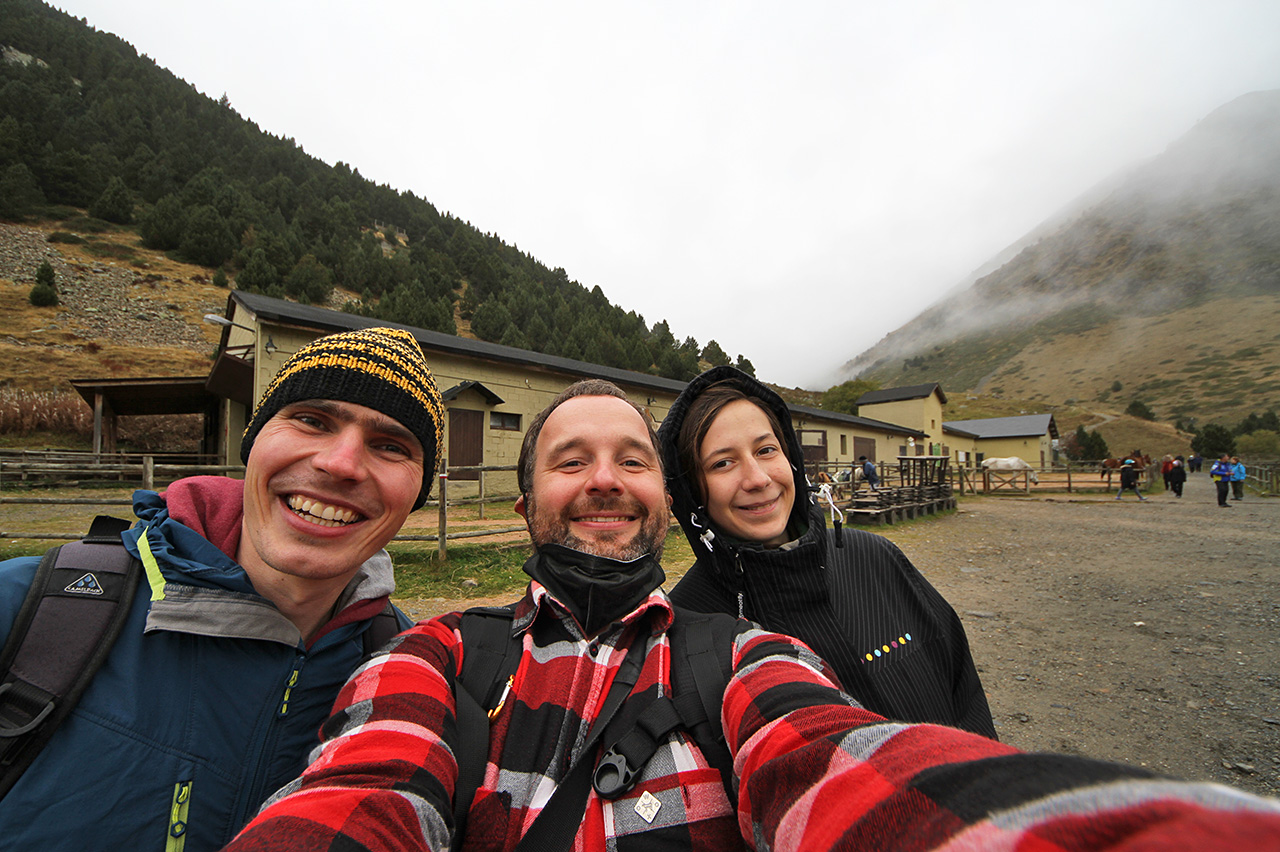 Nevím, co mě to popadlo, že jsem zkusil vyfotit zrcadlovkou tohle obskurní selfie.