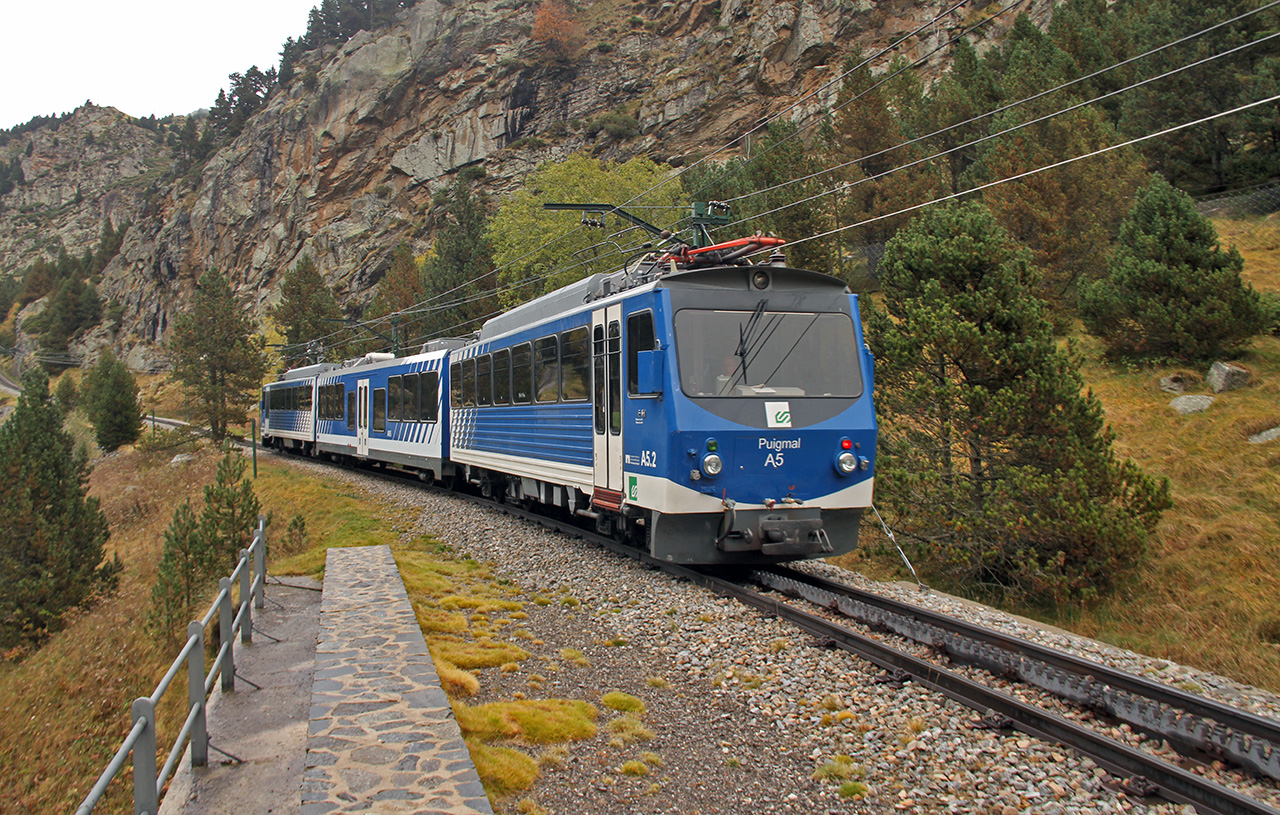 Na cestu zpátky k autu jsme se vydali pěšky nejprve podél kolejí úzkokolejky…