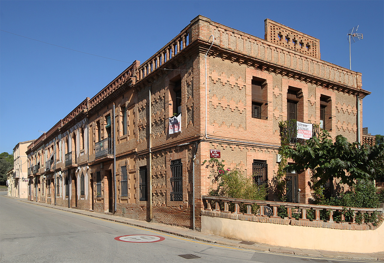 Snad ještě zajímavější je dělnická kolonie, kterou nechal Eusebi Güell vybudovat pro zaměstnance svojí továrny. Ačkoliv jsou domečky o poznání menší a méně luxusní než stavby páně továrníkovy, nelze jim nepřiznat určitou uměleckou hodnotu. Atmosféra kolonie nás záhy uchvátila, vzpomínali jsme na Brněnský Linaheim, Vannieckovu kolonii nebo domečky ve Svitávce ale v nějakém lepším vesmíru.