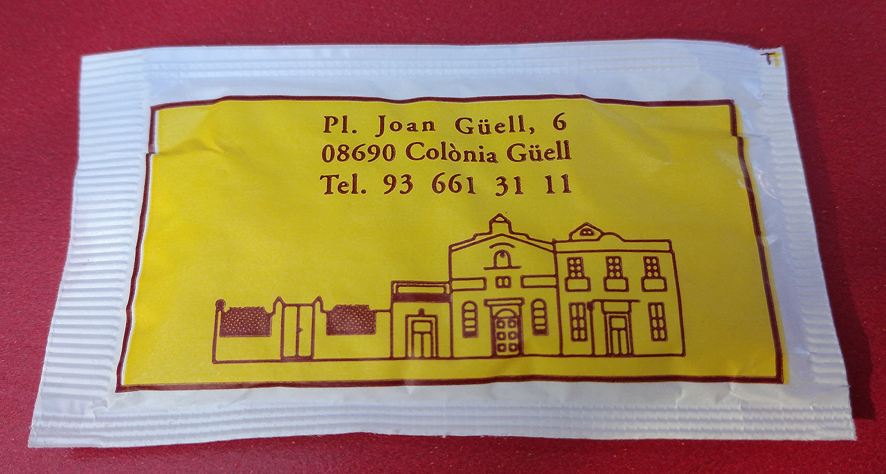 Ještě víc nás potěšil komunitní život v kolonii. Domečky bývalých textilních dělníků dnes obývají starší i mladší lidé, kteří se společně brání tlaků developerů a uprostřed kolonie si zřídili družstevní kavárnu.