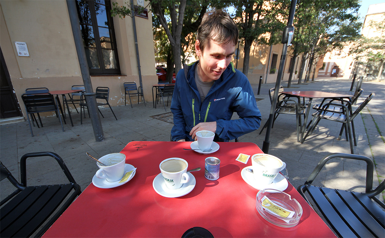 Daleko od ruchu turistů, drahých vstupenek a přeplněných památek si přímo uprostřed kolonie Güell dáte kávu za euro, nikdo na Vás nechce přehnaně vydělat a můžete se podívat na místa, ze kterých vzešlo Güellovo a Gaudího bohatství a stavby. Z práce místních dělníků, kteří žili mimo samotné město.