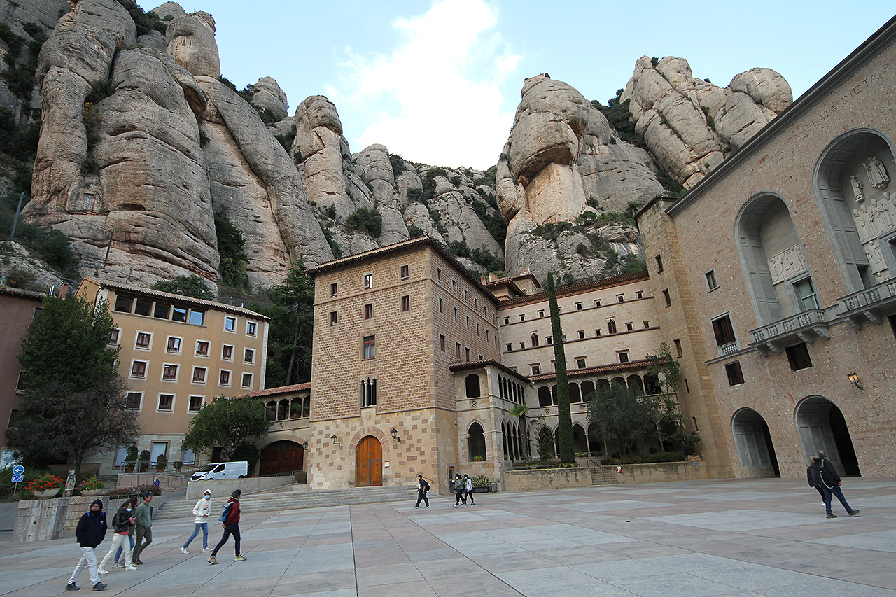 Opatství Montserrat je světoznámé, krásné a působivé. Svůj domov tu mají benediktíni a místo je považováno za jeden ze symbolů Katalánska.