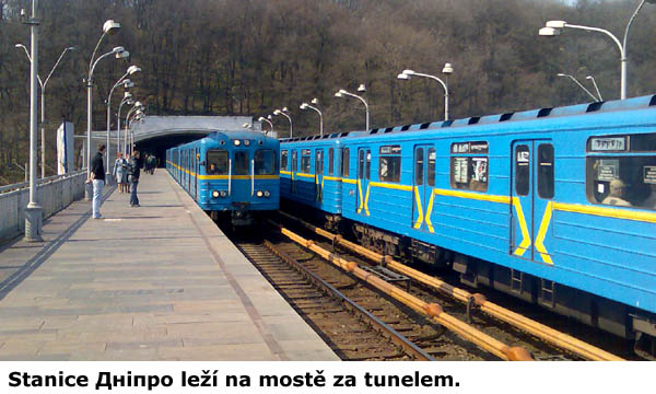 Stanice metra Дніпро leží na mostě.