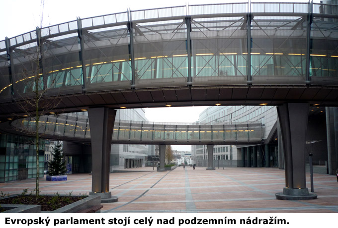 Evropský parlament stojí nad podzemním nádražím.
