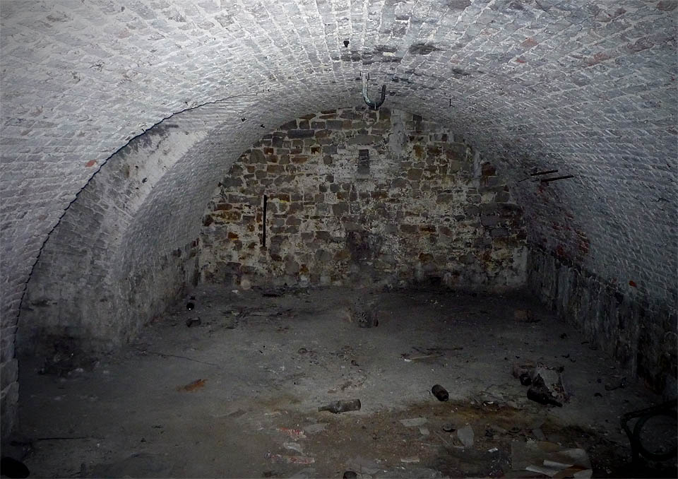 Do podzemí namurské pevnosti jsme pronikli bez povolení. O to bylo zajímavější bloudění jeho katakombami.