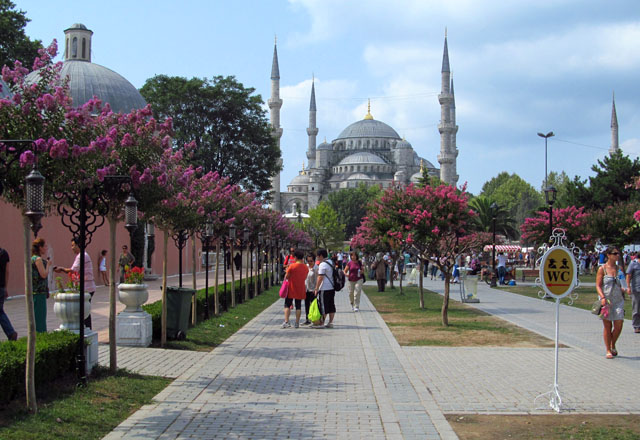 Modrá mešita je největím svatostánkem v Istanbulu. Pochází z roku 1617 a má nejvíc minaretů ve městě - celkem 6.