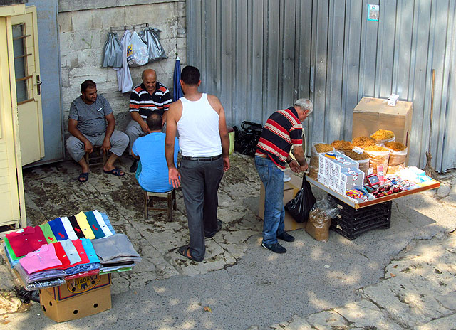 Prodej tabáku na váhu přímo v istanbulských ulicích.