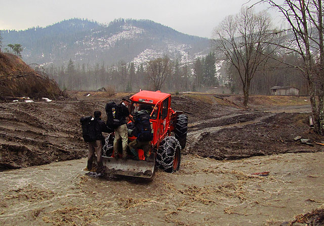 Opět nás zachránili dřevorubci s traktorem.