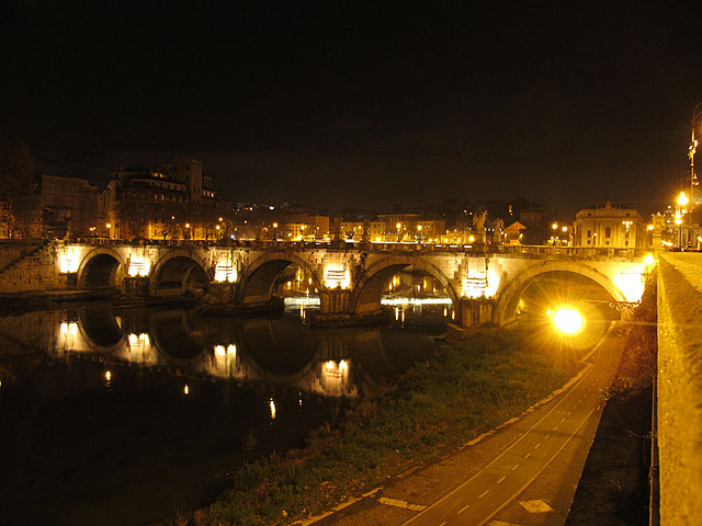 Most přes Tiberu k Andělskému hradu v Římě.