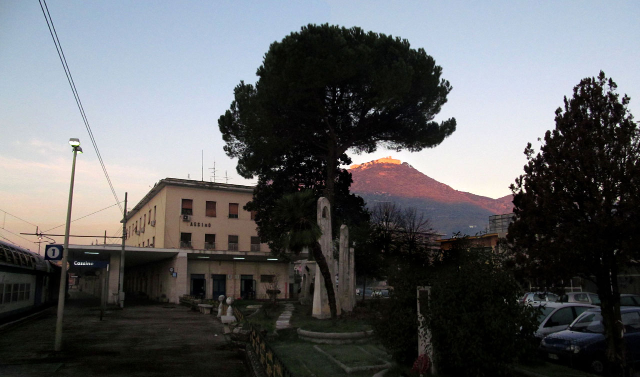 Stanice Cassino  s klášterem Monte Cassino v pozadí.