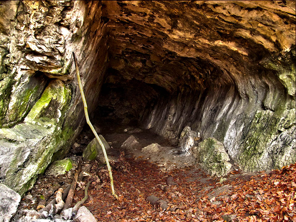 Kodská jeskyně je prostorná, dobře obyvatelná a na první pohled vcelku nudná. Vypadá trošku jako nakloněná garáž. Představuji si, jak její obyvatelé od pravěku až do pozdního středověku vyhazovali odpadky přímo ze vchodu do stráně.