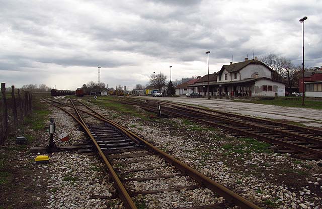 Šabacké nádraží je poslední stanicí, kam lze dojet vlakem. Zbytek trati do Zvornika je bez dopravy - přeshraniční spojení Bosny vlakem totiž téměř neexistuje (jeden přechod do Chorvatska).