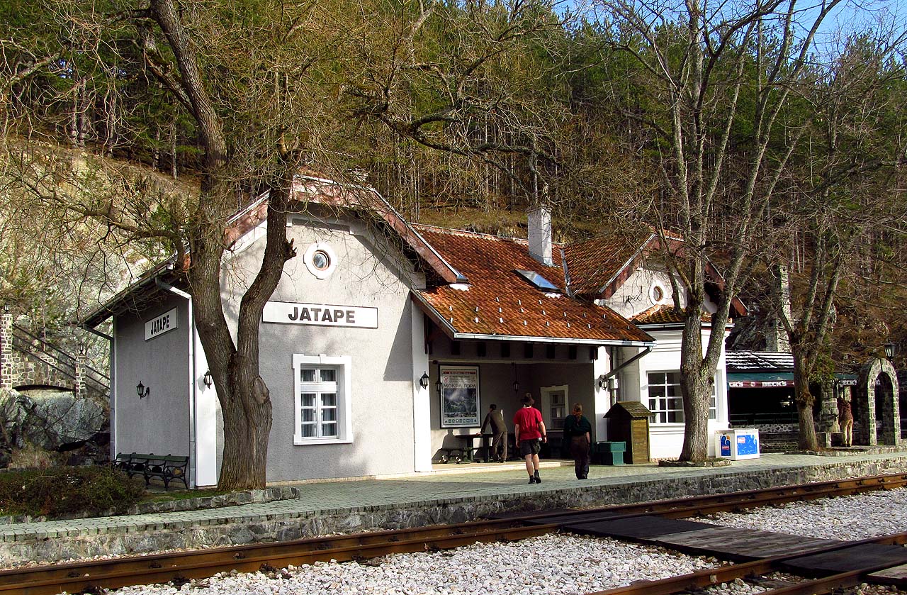 Stanice Jatare je dnes pozlaceným turistickým střediskem s umělými vodopády a pseudohistorickým kostelíkem.