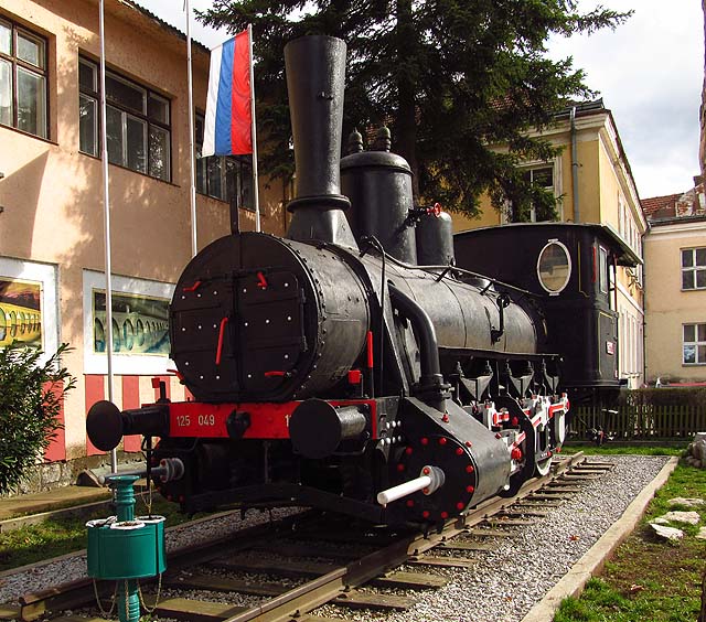 Ve Višegradě před domem kultury stojí lokomotiva - ale normálněrozchodná.