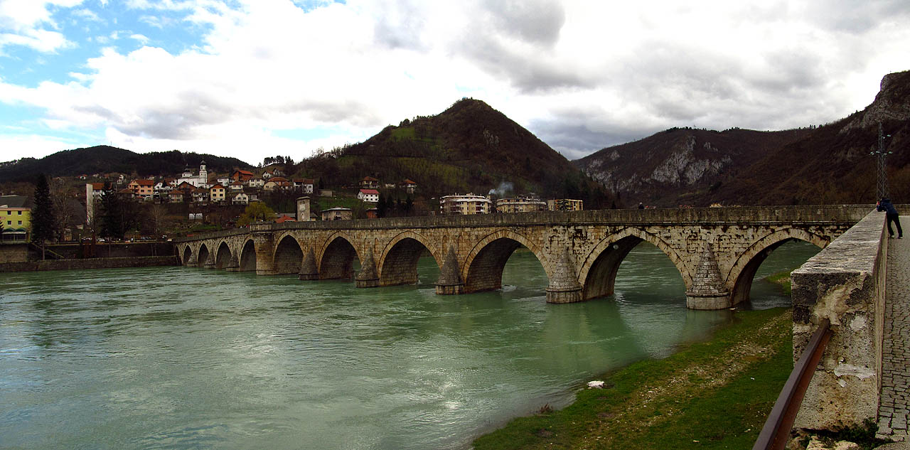 Dominantou města je most ze 16. století ceněný i UNESCem.