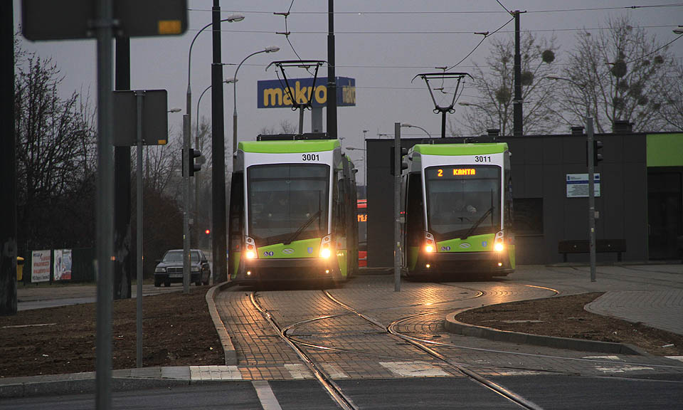 Také v Olsztyně jezdí tramvaje domácí výroby. Tentokrát jde o elegantní typ Solaris Tramino. Vlak zde půl hodiny stojí, tedy večeříme zapiekanku z nádražní restaurace a pak hurá zpět na palubu.