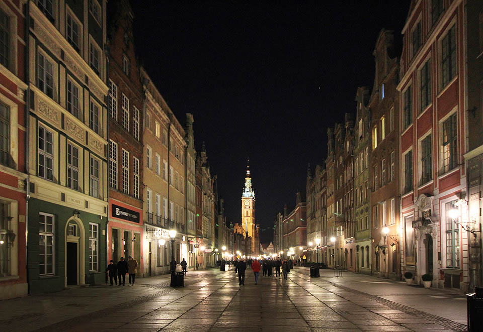 Długa ulice je určitým protáhlým náměstím v samém centru starého Gdańsku.