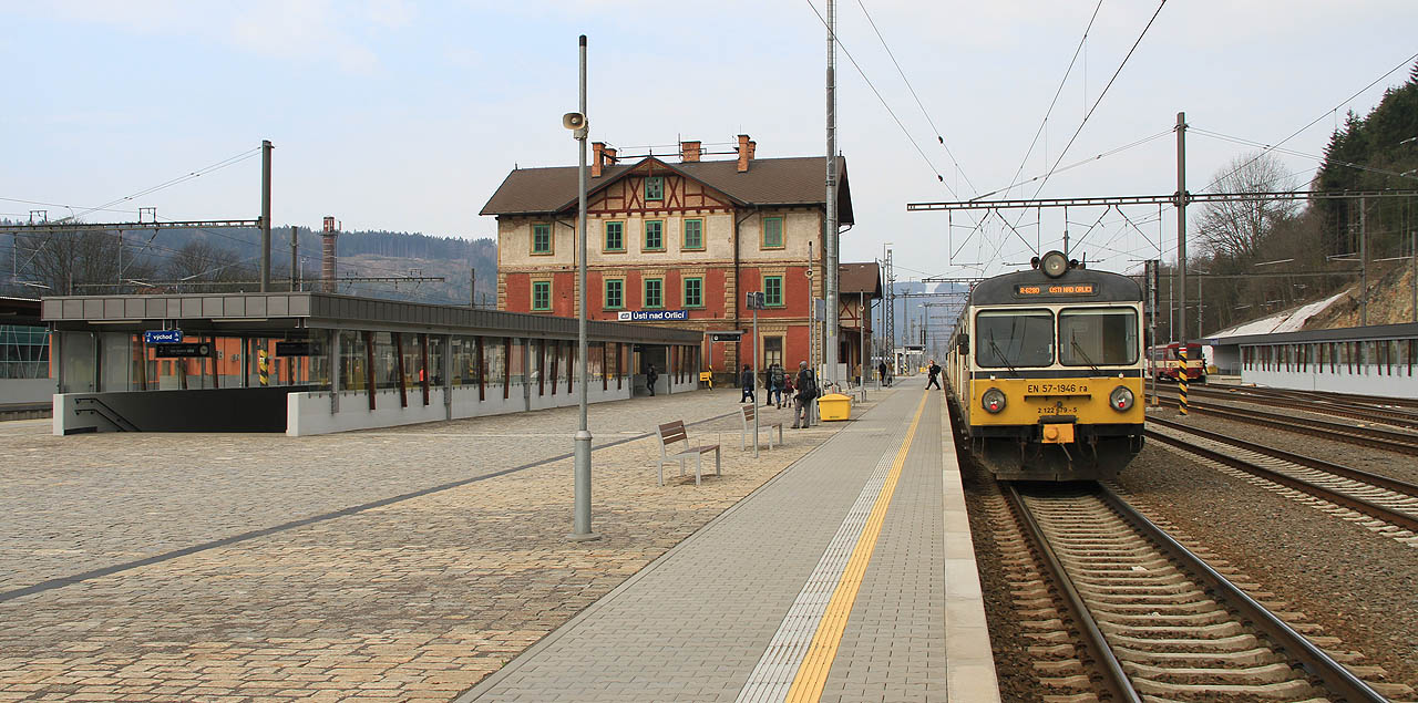 Nesmrtelný polský pantograf EN57 krásně ladí se zachráněnou výpravní budovou v železniční stanici Ústí nad Orlicí.