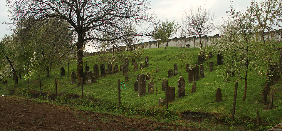 Židovský hřbitov na kraji města Сільце je ukryt za betonovou zdí.