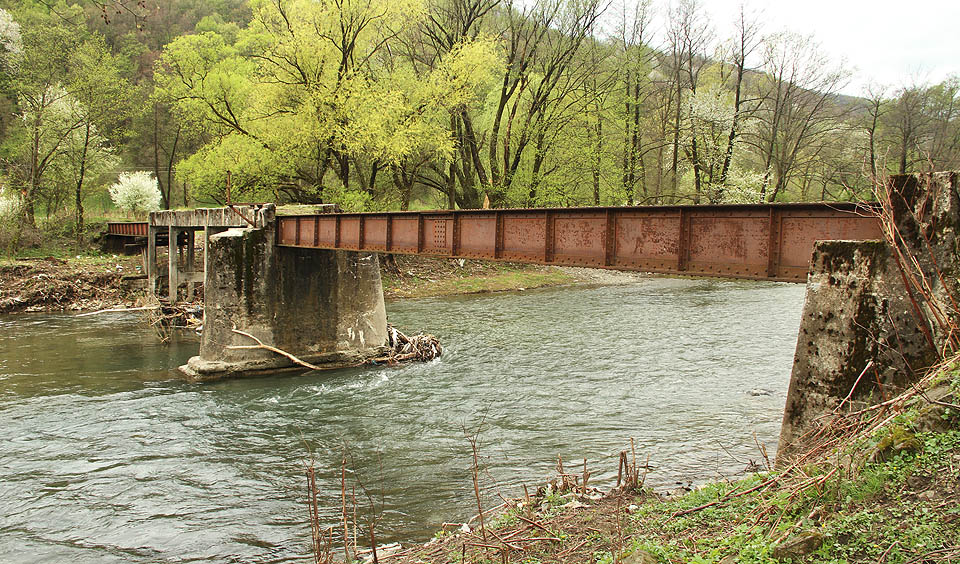 Ještě jeden pohled na most přes řeku Boržavu nad městem Довге.