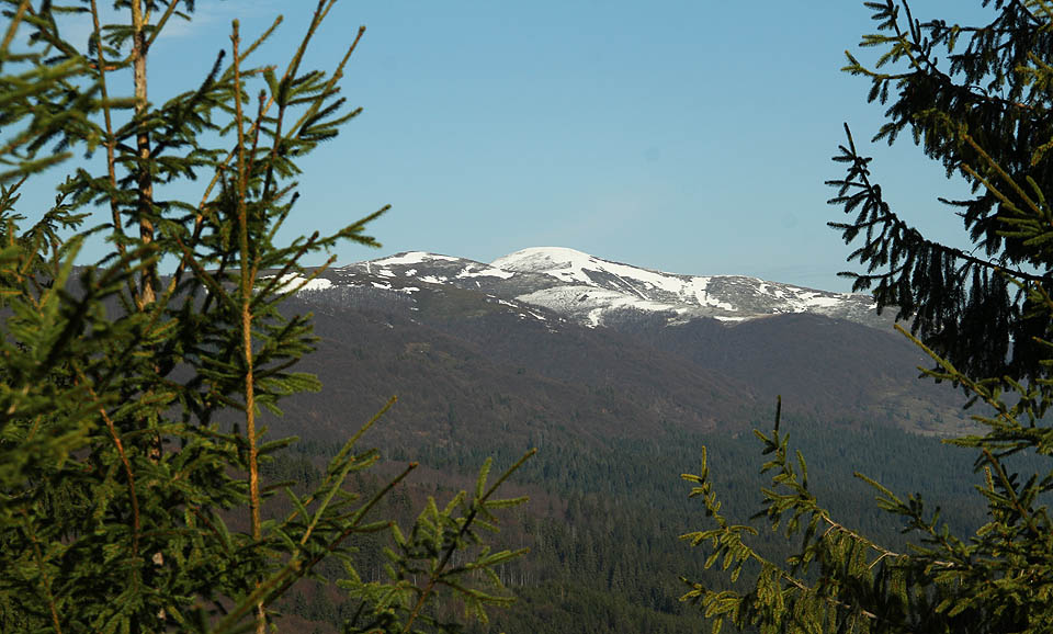 Majestátní zasněžený vrcholek hory Кук (1361 m).